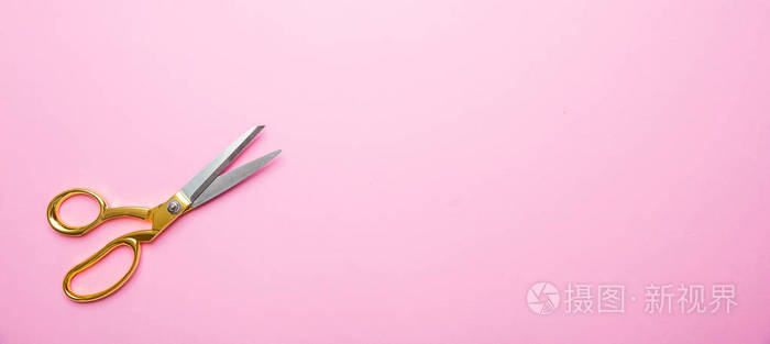 粉色背景金色手柄剪刀横幅复印空间俯视图