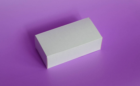 一个紫色背景的白色盒子.紫色背景.照片