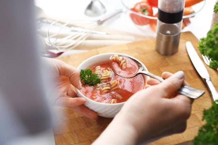 勺子喝汤图片-勺子喝汤素材-勺子喝汤插画-摄图新视界