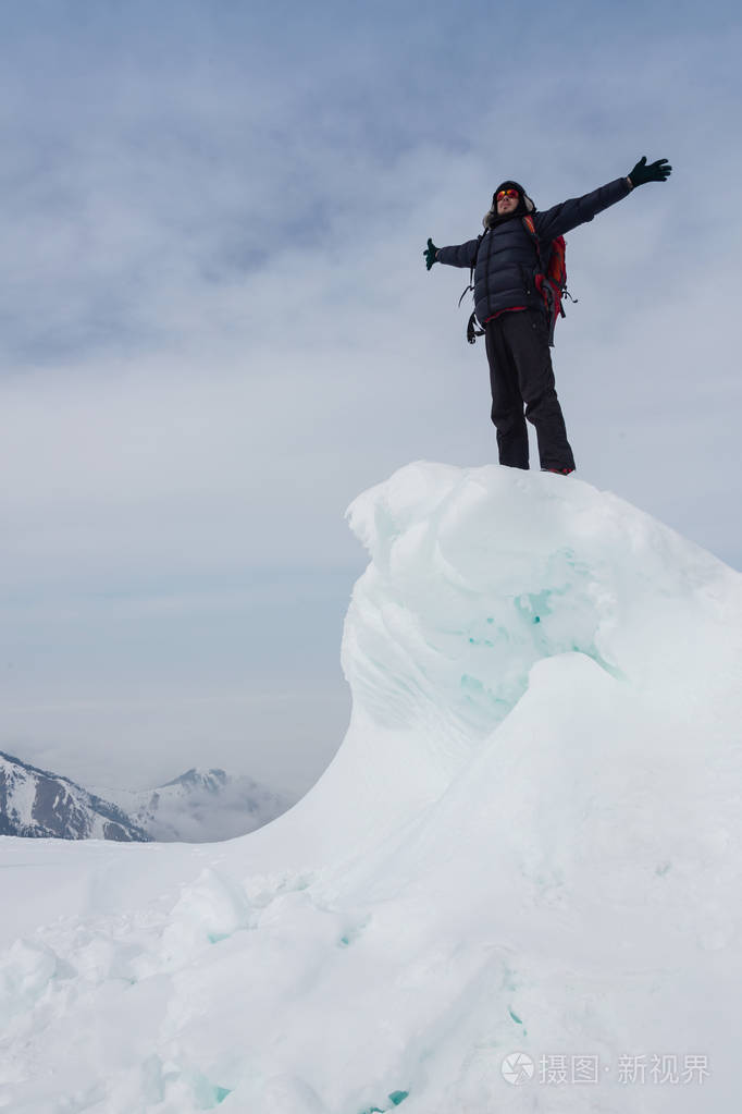 极限冬季运动登山者到达阿尔卑斯山一座雪峰的顶端理念决心成功力量