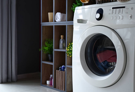 现代家庭洗衣房的洗衣机图片