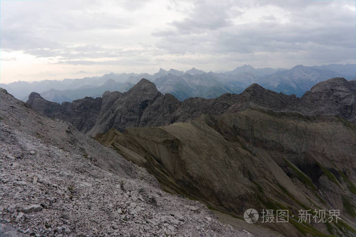 阿尔卑斯山崎岖不平的景色