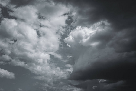 飓风的天空城市上空乌云密布.飓风前灰暗的天空照片