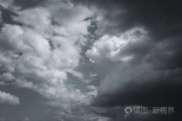 城市上空乌云密布飓风前灰暗的天空