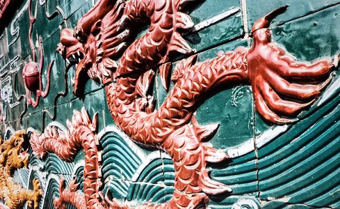 昭觉寺墙上的彩龙雕塑图片