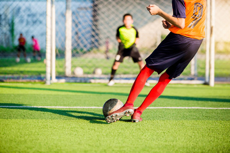 足球运动员在点球时跑动射门,用布鲁照片