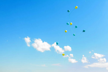 一结束许多蓝黄相间的小球爬上蓝天,象征着学校一学年的结束和新生活