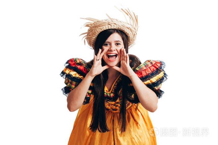 一位巴西妇女穿着典型的服装参加朱丽娜节