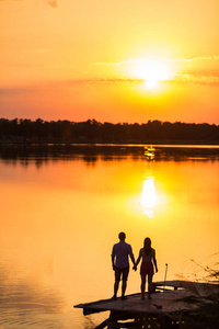 手牵手剪影图片