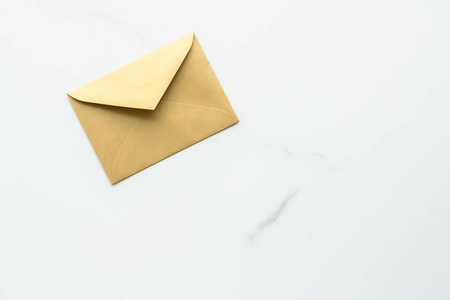 机器人的电子邮件签名大理石背景信封,信息概念照片