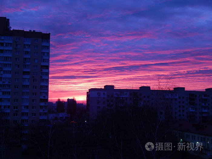 黎明时分，城市上空