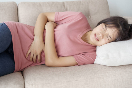 亚洲妇女月经和疼痛期抽筋照片