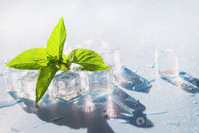 蓝色薄荷冰夏日清新概念