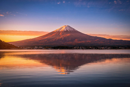 日出时富士山在日本藤川久子湖上的风景图片.照片
