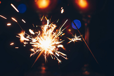 闪烁年闪闪发光的孟加拉火花棒在黑色背景下的火焰中闪烁.