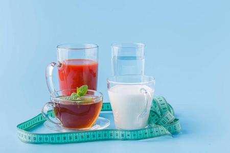 三杯水,牛奶和果汁特写照片