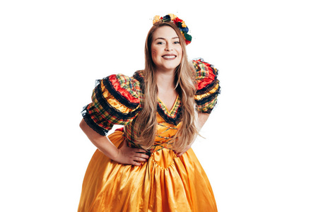 一位巴西妇女穿着典型的服装参加六月的节日照片