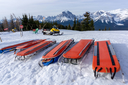 山地滑雪场雪上巡逻救援雪橇车图片