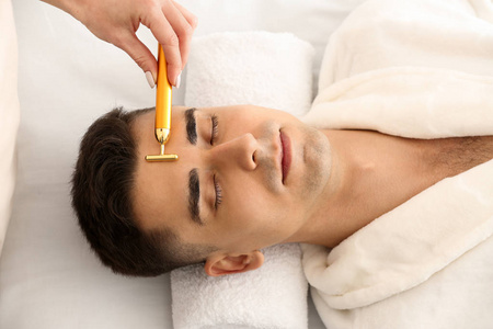 在美容院接受面部按摩的男士图片