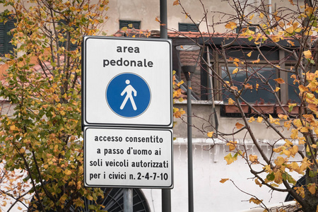 街道上的意大利语步行区标志图片