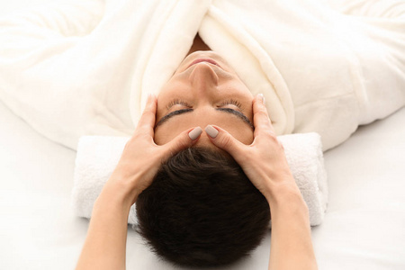 在美容院接受面部按摩的男士照片