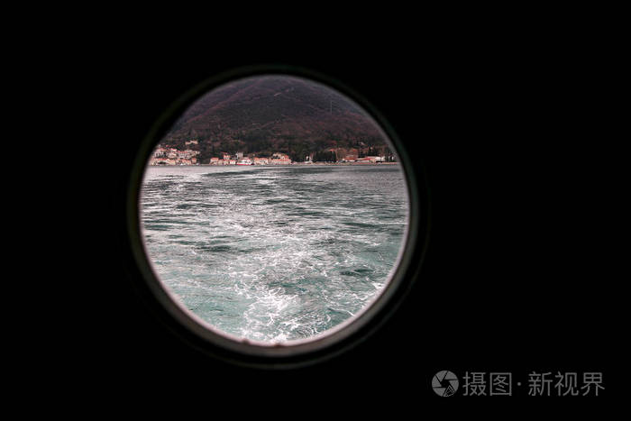 铰链式圆窗船上的防风罩向外眺望地中海从船上的窗户可以看到海面上