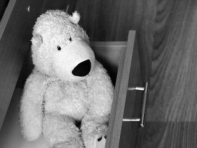 白色软熊在床的打开抽屉里,黑白相间照片