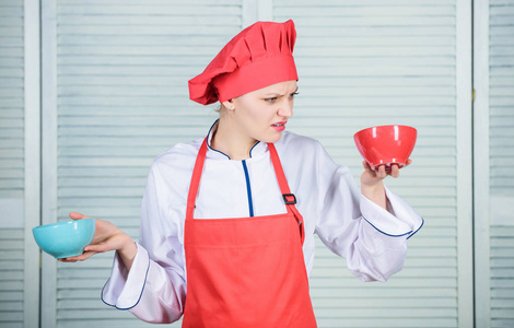 饮食与饮食观念.你想吃多少份.女厨师端碗照片