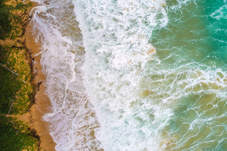 海浪沙滩鸟瞰自然美景图片