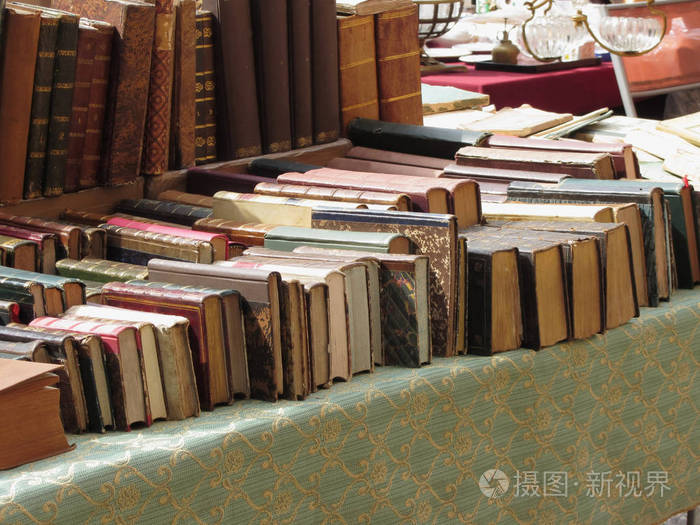 古董市场有许多二手书。意大利托斯卡纳