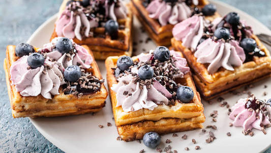 精美甜品装饰精美方与美食甜品和 ap 设置自制的钢制带填充精美的樱桃