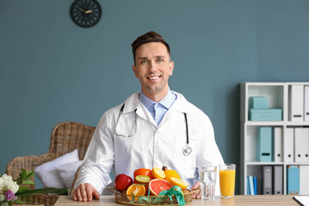 男营养师在办公室的画像照片