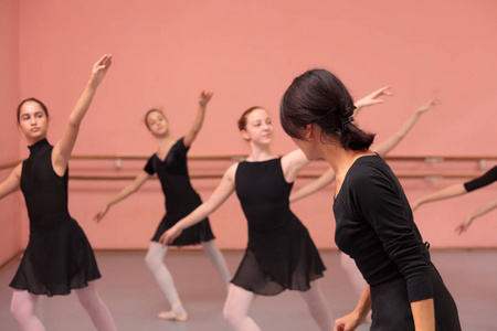 中年芭蕾舞女教师指导中青年组图片