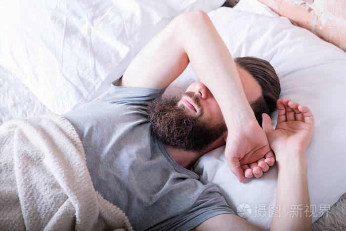 星期一早上懒散的男人捂着眼睛睡觉