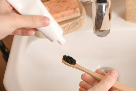 挤牙膏图片-挤牙膏素材-挤牙膏插画-摄图新视界