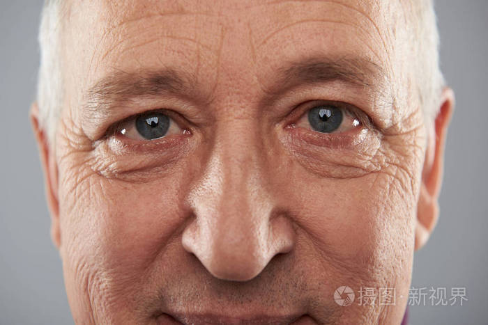 一双灰色的成年男子的眼睛看起来睿智而冷静