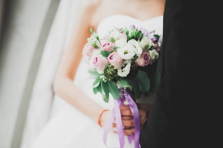 新娘手拿大而漂亮的结婚花束图片