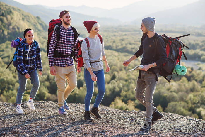 一群快乐的高加索旅行者在山上进行了一次奇妙的徒步旅行.