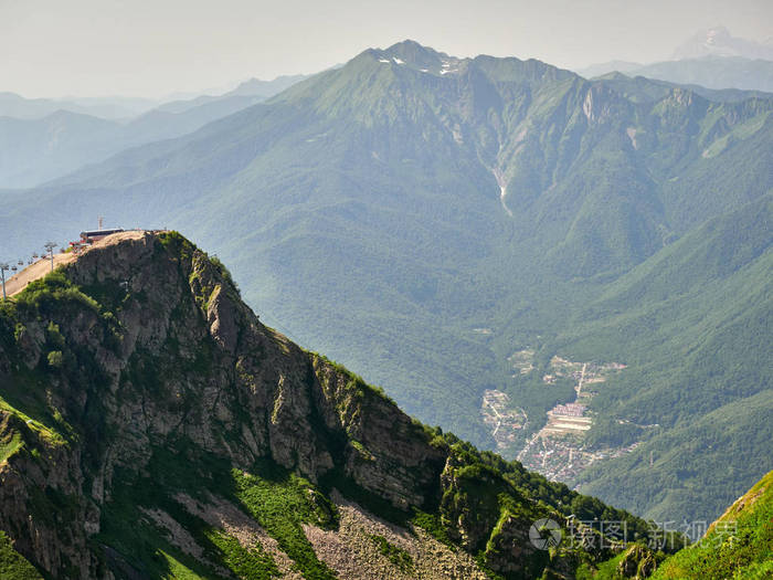 山顶是一个有缆车的高山斜坡前面是一个有住宅的山谷