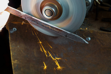 磨圆锯,工人制作磨刀器圆锯片照片