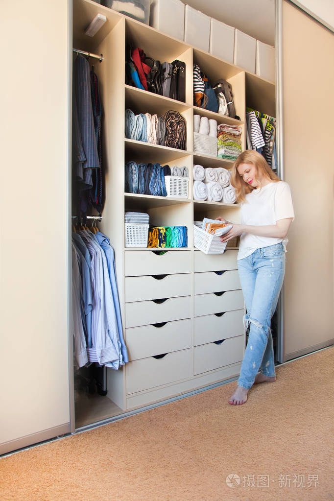 女孩把衣柜里的东西整理整齐垂直日语