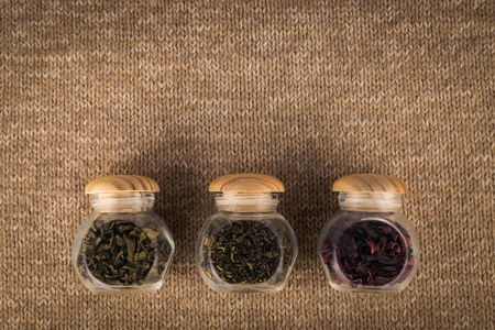 不同种类的茶装在小玻璃罐里图片