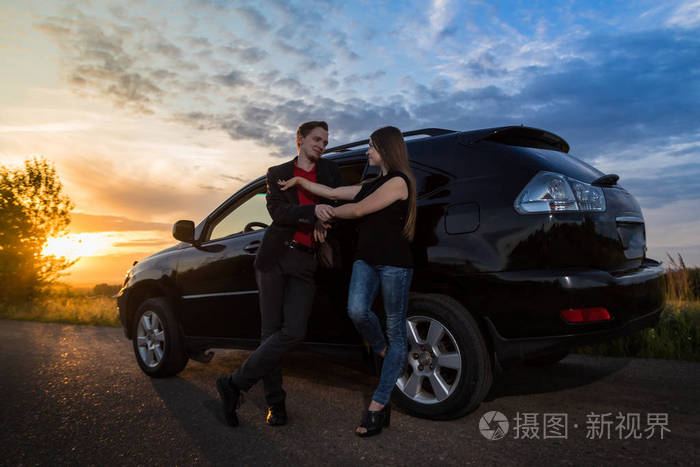 夏日傍晚,一对夫妇站在车旁照片-正版商用图片2hrauh-摄图新视界