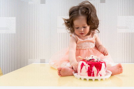 桌上有红白相间蛋糕的可爱女孩图片