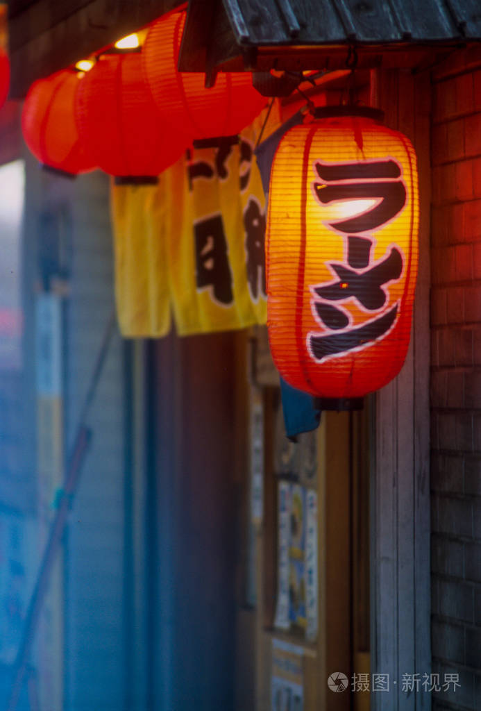 夜光中的日本灯笼