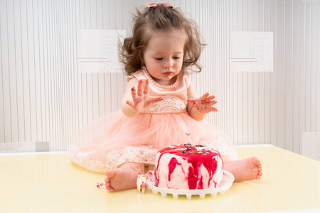 渴望的小女孩喜欢吃生日蛋糕图片