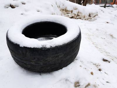 冬天大车在雪地上轮胎图片