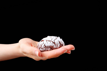 烤纸上有裂缝的巧克力曲奇,黑色的巧克力曲奇.碎巧克力饼干照片