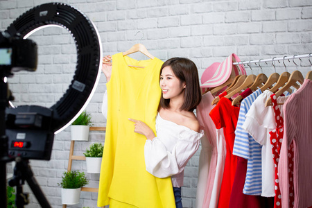 直播中毛笔字女人在直播中卖衣服照片