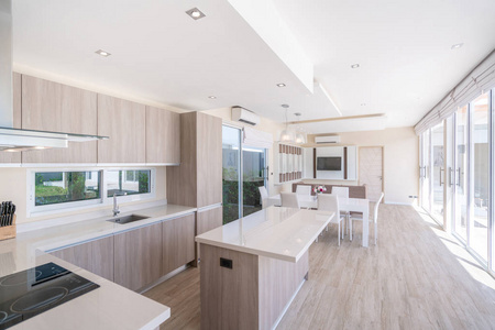 高高的天花板的房间泳池别墅客厅的豪华室内设计.